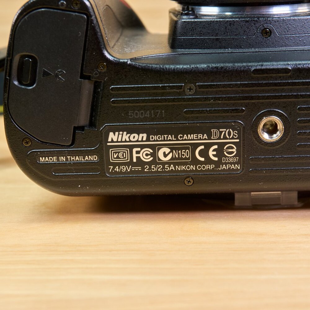 Nikon D70s 6.1MP Digital SLR Camera w/ Nikkor 18-55mm f/3.5-5.6G AF-S Lens - Picture 9 of 11